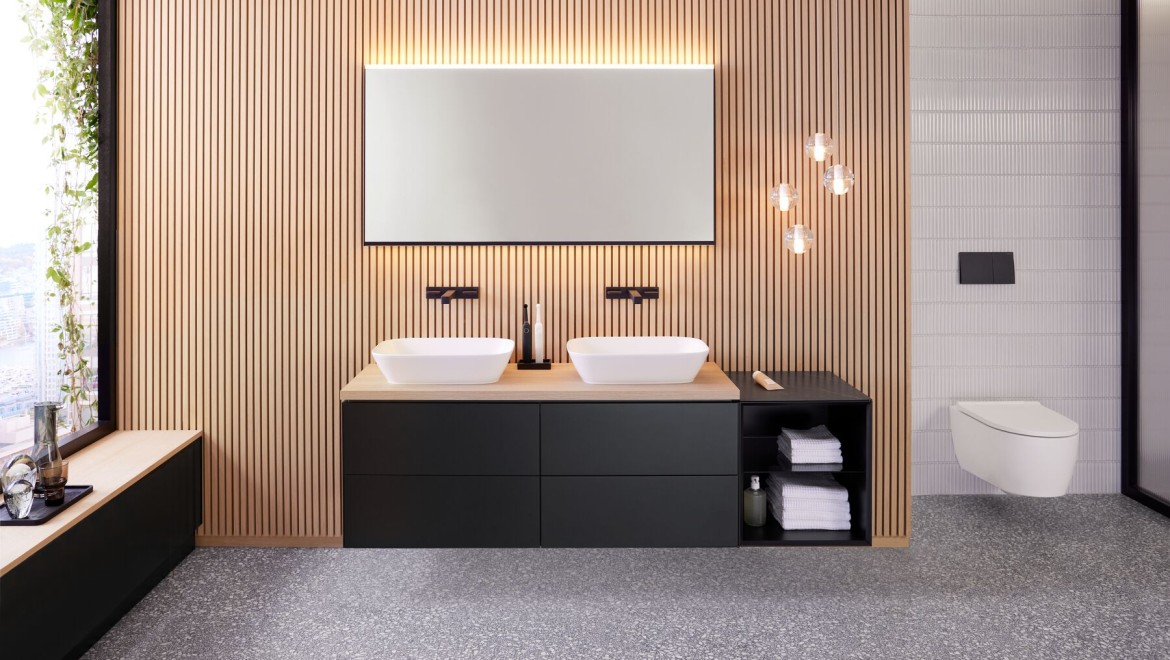 Geberit ONE kombinācijā ar Geberit Option Plus Square 135 cm melnā matētā krāsā. (© Geberit)