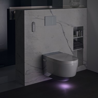 Geberit AquaClean Mera Comfort hroms ar orientācijas gaismu (© Geberit)